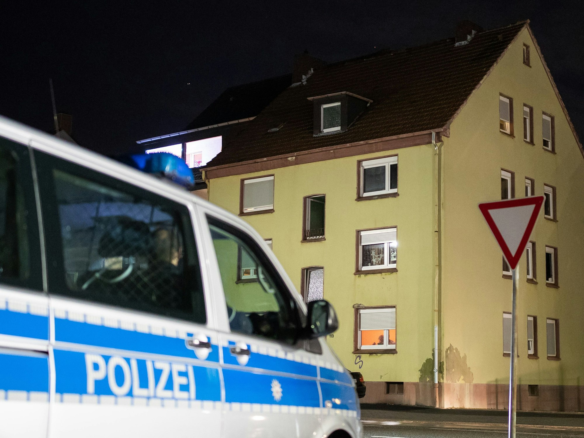 Ein Streifenwagen der Polizei steht vor dem Mehrfamilienhaus, hier im Dezember 2019 in Recklinghausen.