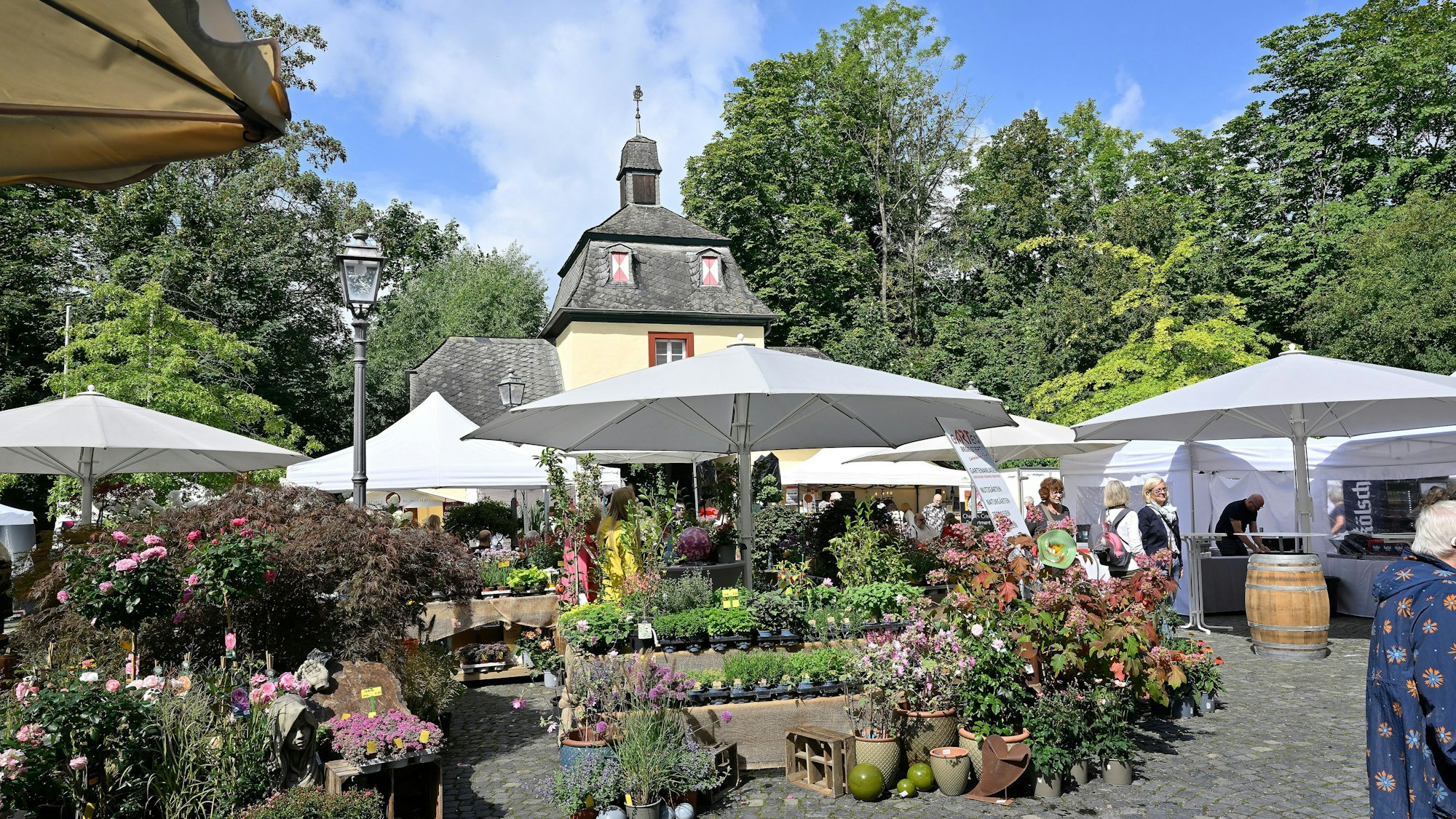 Das Foto zeigt den bunt geschmückten Schlosshof Eulenbroich.