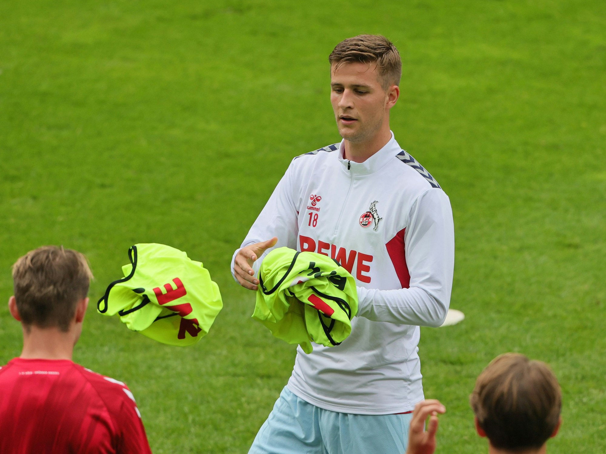 Rasmus Carstensen biem Aufwärmprogramm vor einem Spiel des 1. FC Köln.