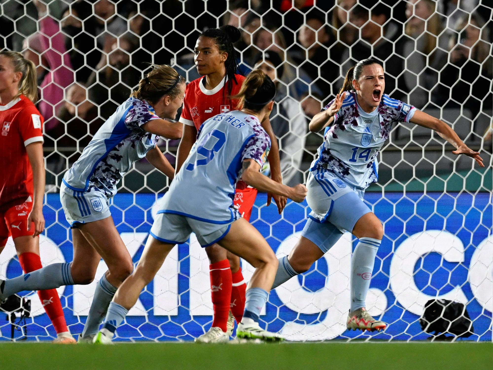 Spanien bejubelt einen Treffer gegen die Schweiz bei der Frauen-WM.