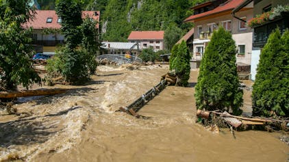 06.08.2023, Slowenien, Schwarzenbach: Hochwasser fließt durch ein Wohnviertel. Angesichts der verheerenden Überschwemmungen und Erdrutsche der letzten drei Tage hat Slowenien die EU und die Nato um technische Hilfsgüter zur Beseitigung der Schäden gebeten. Foto: -/AP/dpa +++ dpa-Bildfunk +++