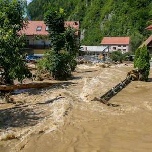 06.08.2023, Slowenien, Schwarzenbach: Hochwasser fließt durch ein Wohnviertel. Angesichts der verheerenden Überschwemmungen und Erdrutsche der letzten drei Tage hat Slowenien die EU und die Nato um technische Hilfsgüter zur Beseitigung der Schäden gebeten. Foto: -/AP/dpa +++ dpa-Bildfunk +++