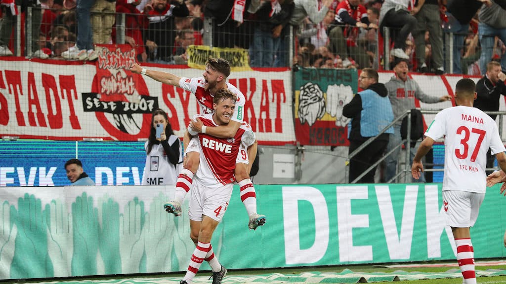 Jan Thielmann jubelt mit Timo Hübers und Linton Maina über ein Tor für den 1. FC Köln gegen Hertha BSC.