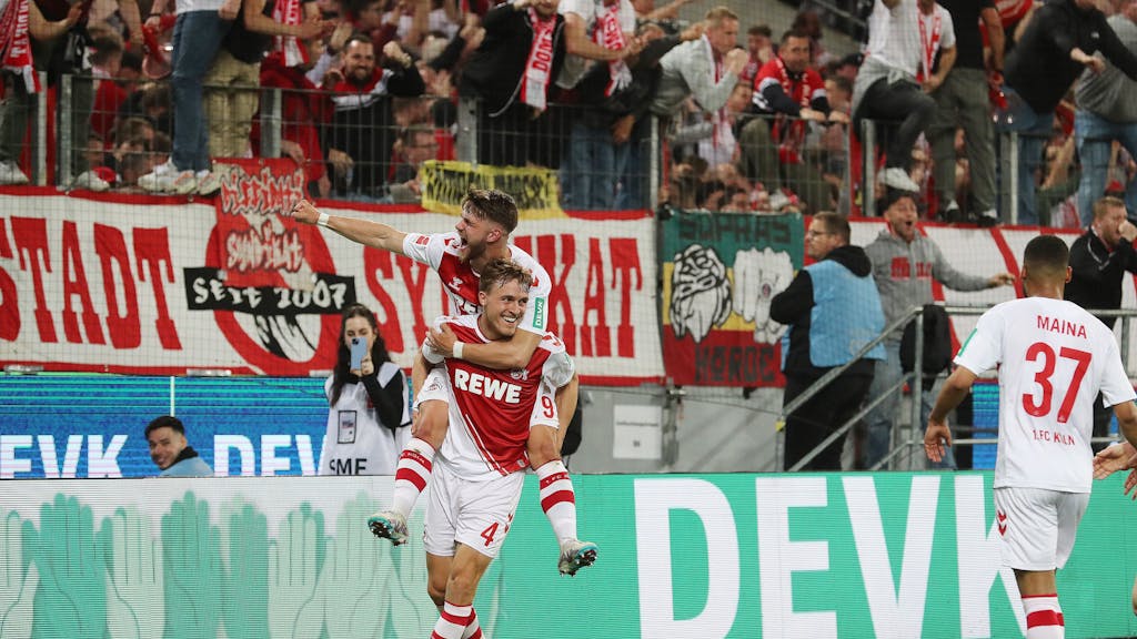 Jan Thielmann jubelt mit Timo Hübers und Linton Maina über ein Tor für den 1. FC Köln gegen Hertha BSC.
