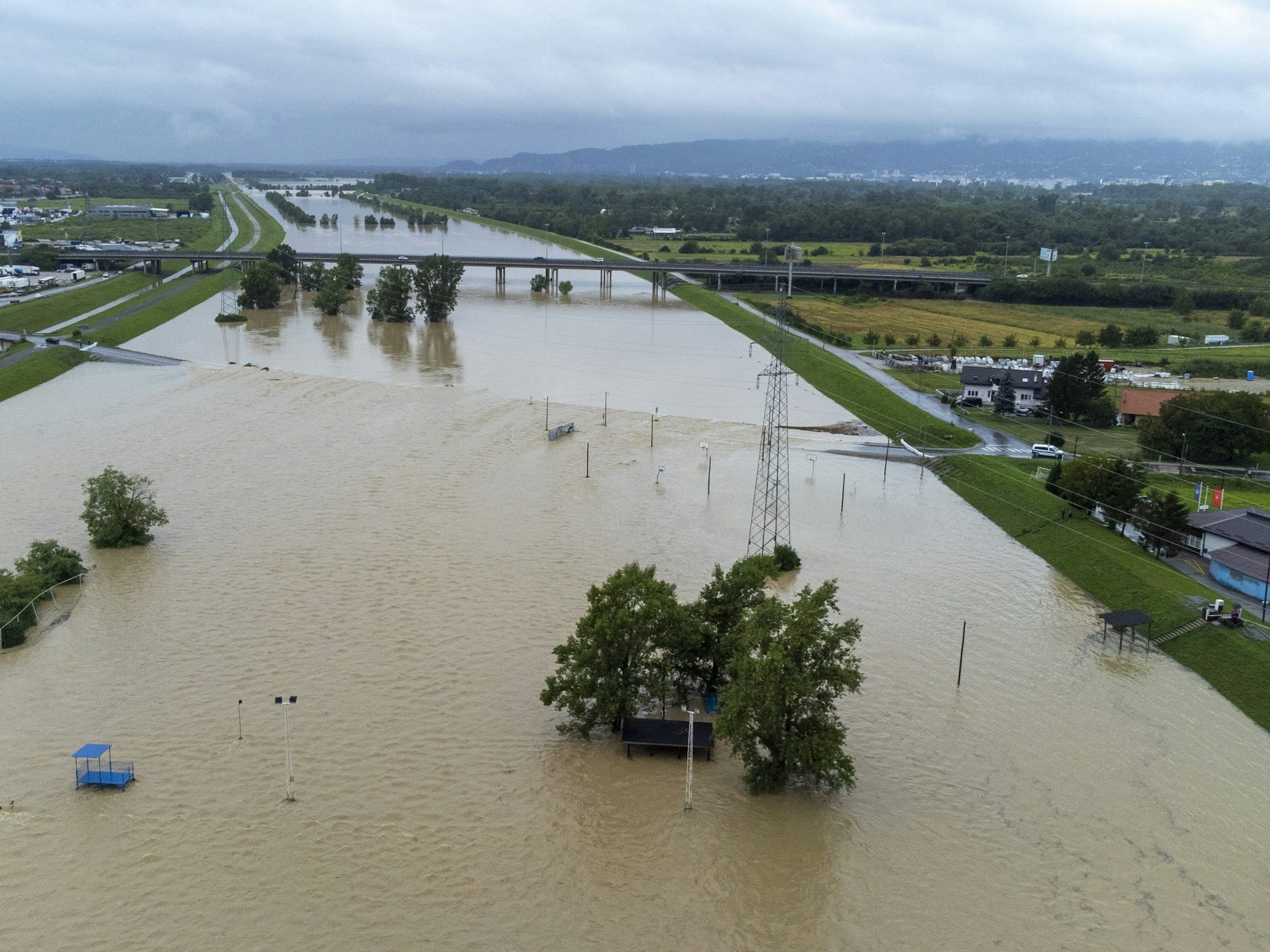 Die Luftaufnahme zeigt einen Blick auf die Überschwemmungen, die durch das Überlaufen des Flusses Sava in der Nähe von Zagreb verursacht wurden.