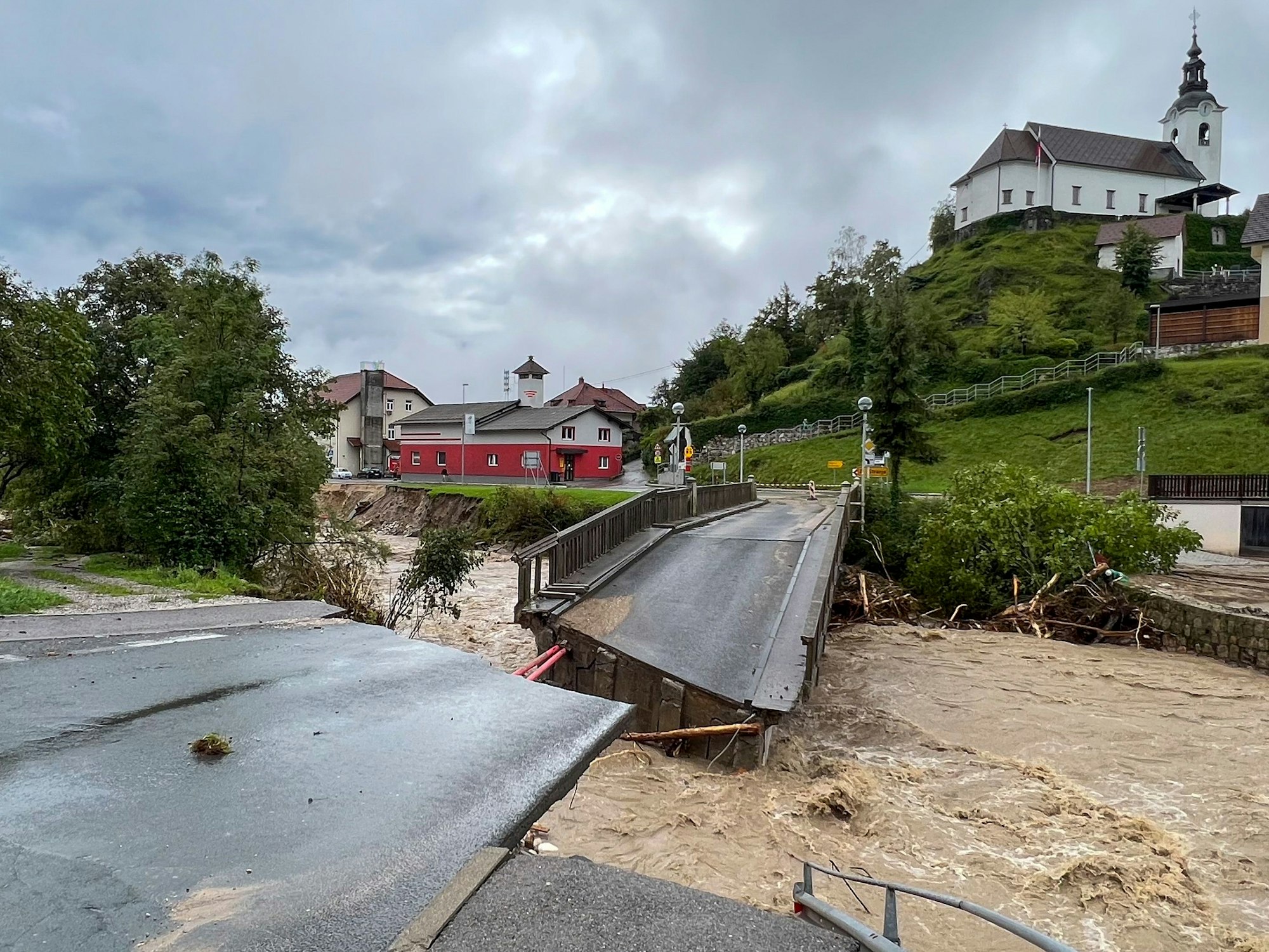 Eine Brücke ist in der Nähe der Stadt Kamnik (Slowenien) eingestürzt. Starkregen und Überschwemmungen haben in Slowenien schwere Schäden angerichtet.