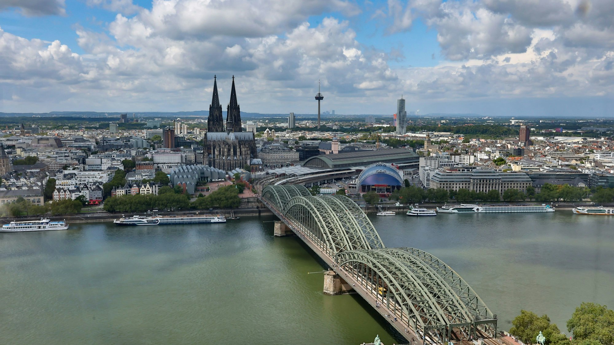 Der Blick auf die Hohenzollernbrücke und den Kölner Dom