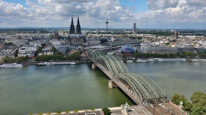 Bekannter Blick: Das Panorama mit Hohenzollernbrücke, Museum Ludwig und Dom.