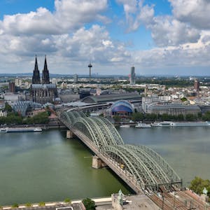 Der Blick auf die Hohenzollernbrücke und den Kölner Dom