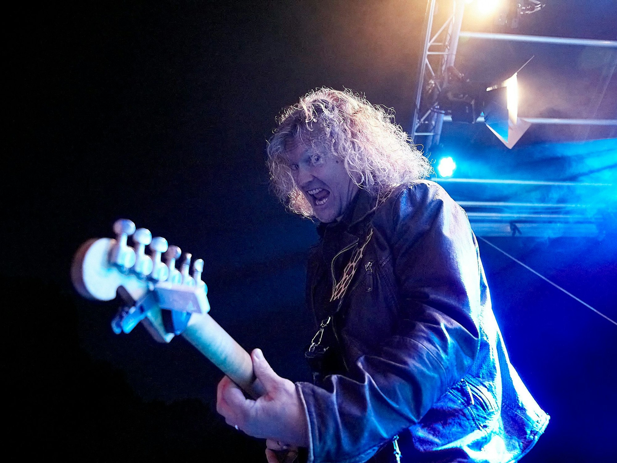 Domstürmer-Gitarrist Jürgen Geppie Gebhard steht auf einer Bühne.