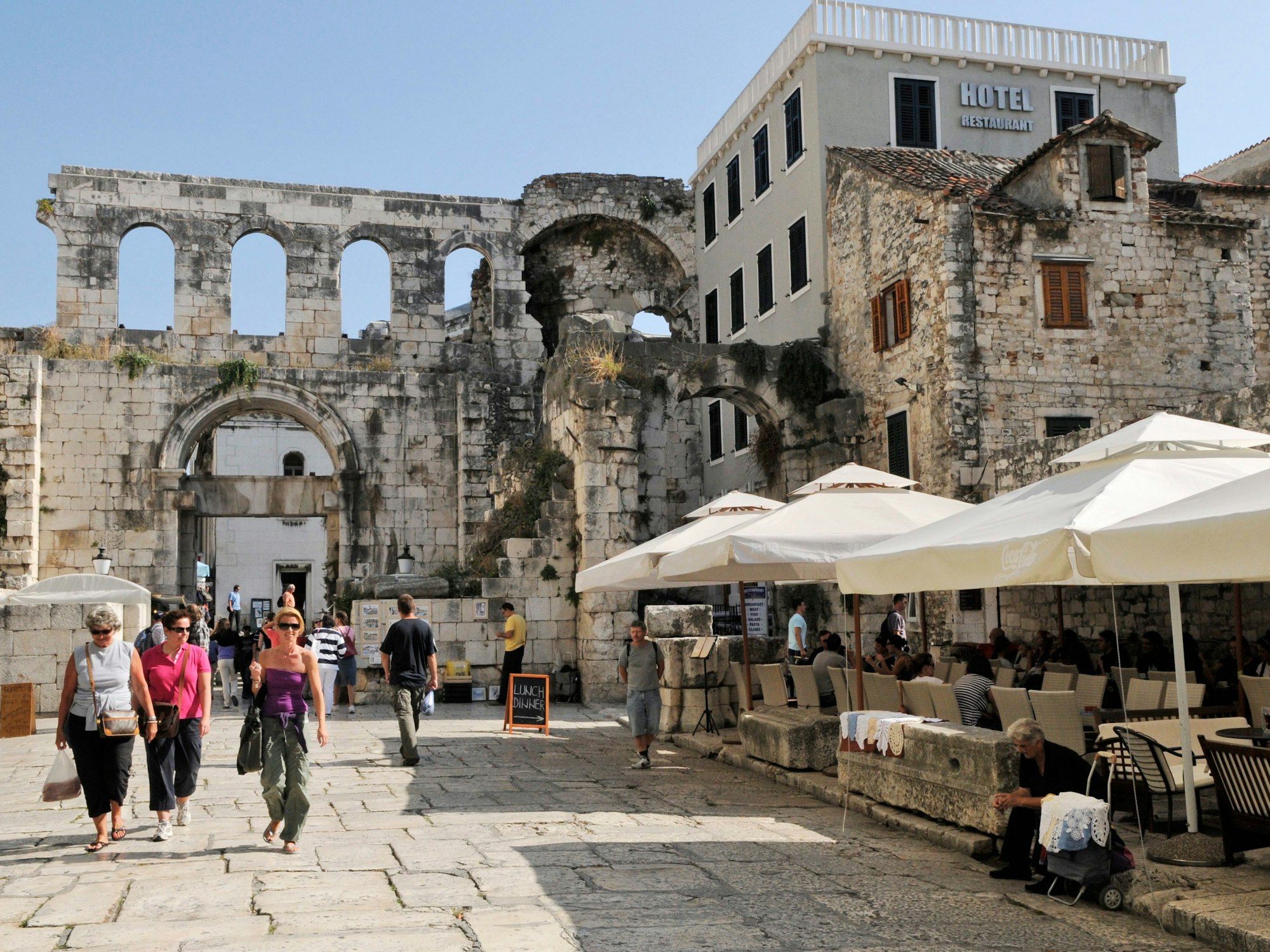 Personen schlendern durch die Altstadt von Split in Kroatien, hier im Oktober 2009.