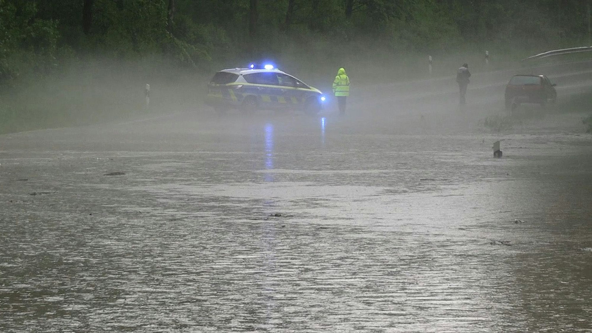 In Hamm sorgten starke Regenfälle für zahlreiche Einsätze. Unser Symbolbild zeigt eine überflutete Straße bei Detmold im Mai.