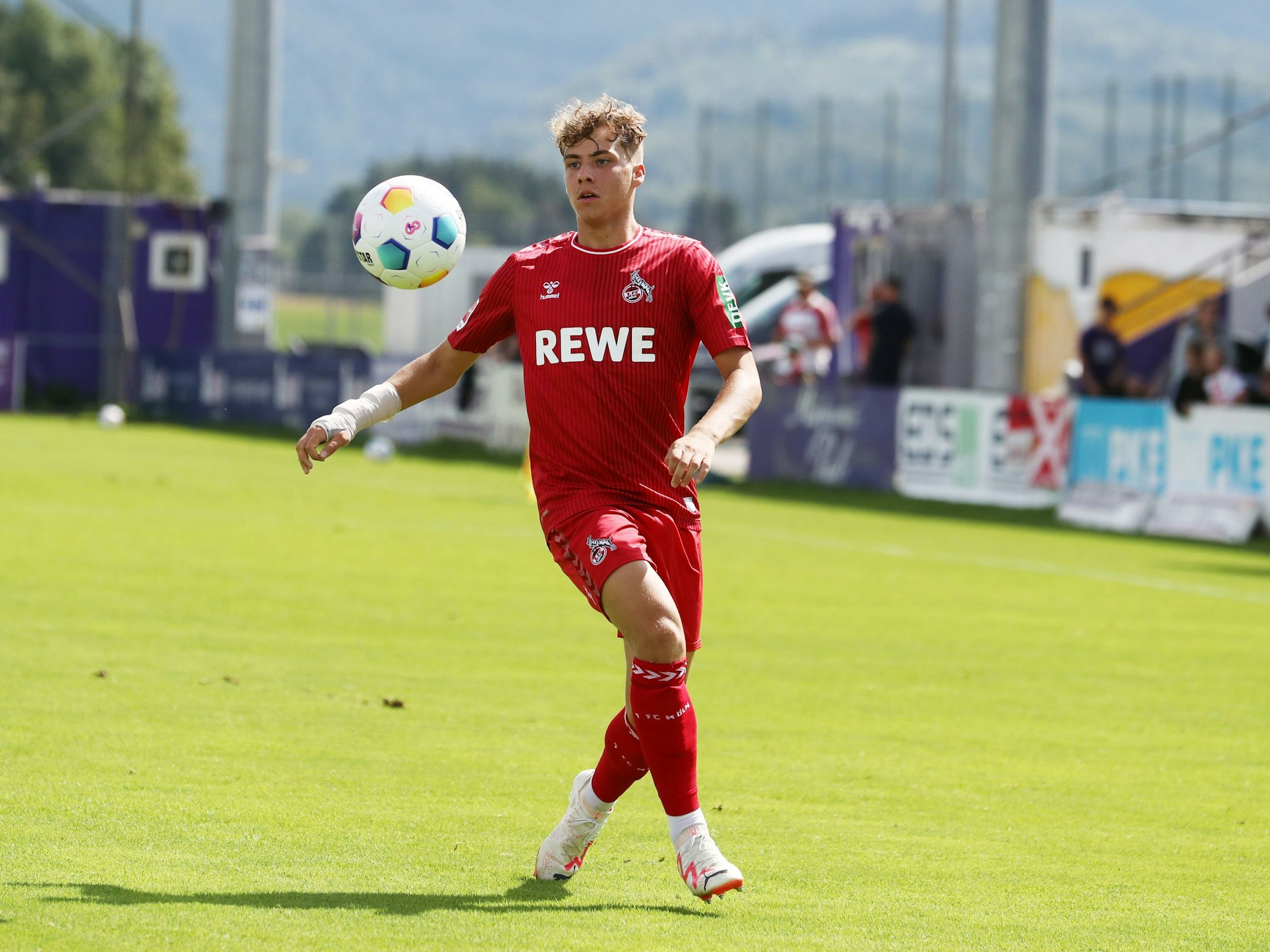 Meiko Wäschenbach führt den Ball im Testspiel des 1. FC Köln