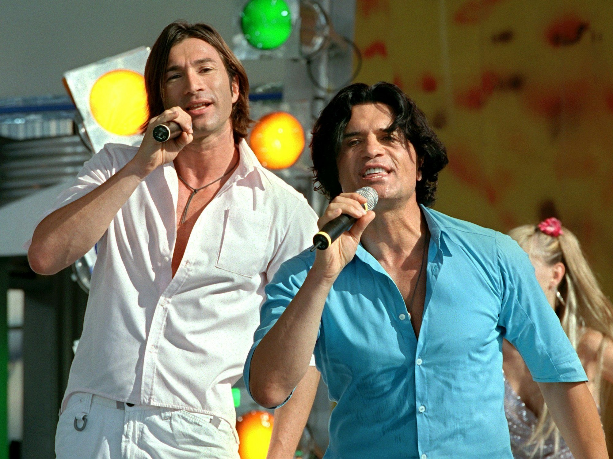 Costa Cordalis (rechts) und sein Sohn Lucas singen.