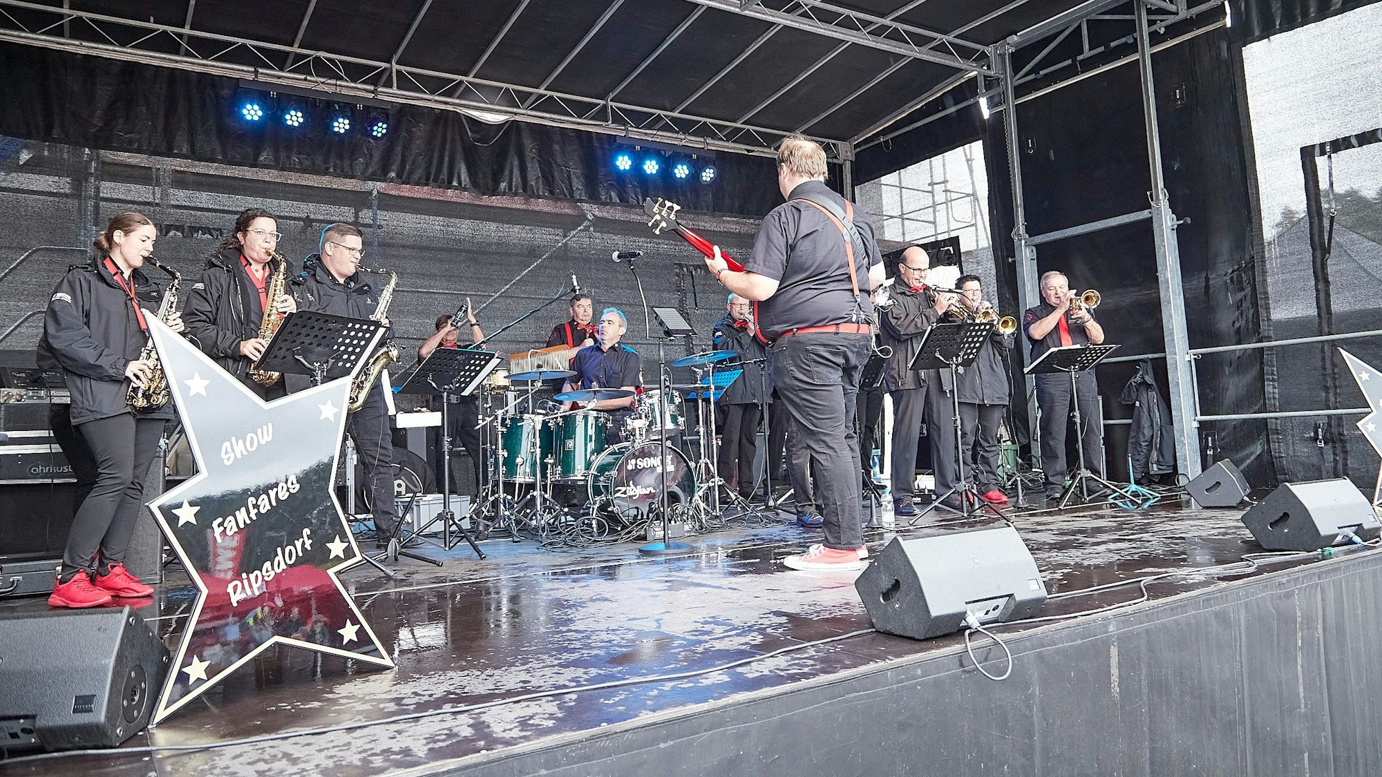 Auf der Bühne steht die Musikgruppe Showfanfares Ripsdorf.