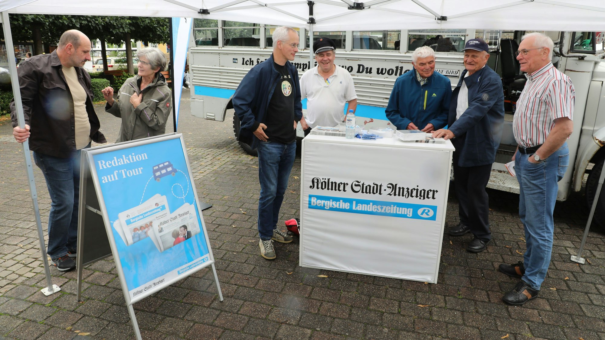 Menschen stehen am Leserstand der Sommertour von Bergischer Landeszeitung und Kölner Stadt-Anzeiger.