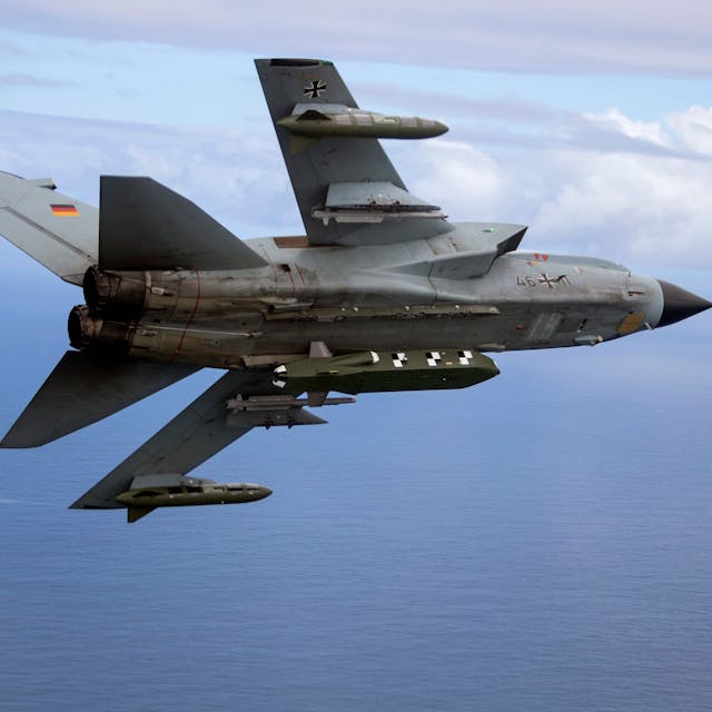 von der Bundeswehr herausgegebene Aufnahme zeigt einen Kampfjet Tornado IDS ASSTA 3.0, bestückt mit dem Lenkflugkörper Taurus, der im Rahmen der Übung „Two Oceans“ über See fliegt.