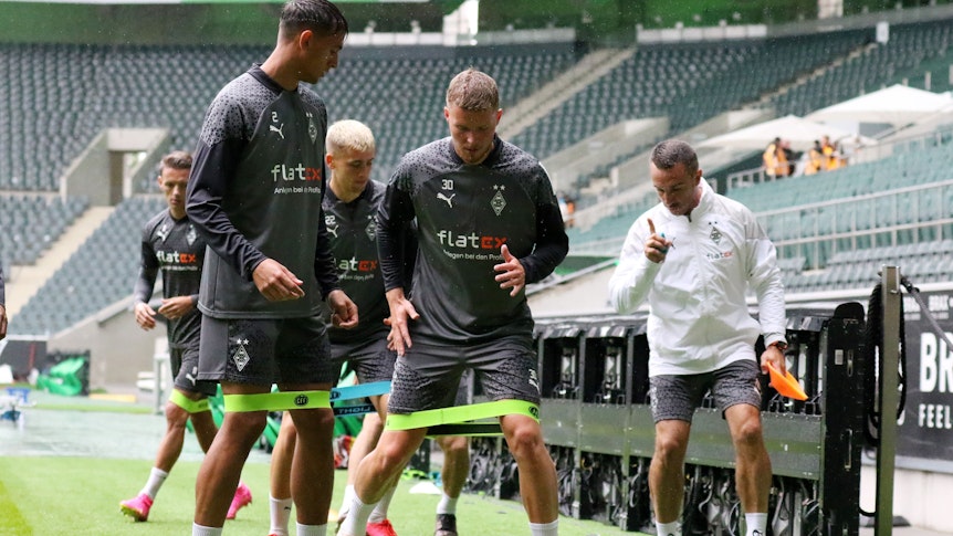 Das Team von Borussia Mönchengladbach um Abwehrspieler Nico Elvedi (vorne rechts) bereitet sich in der kommenden Trainingswoche auf das erste Pflichtspiel der neuen Spielzeit vor. Das Foto zeigt einige Spieler beim Training im Stadion am 6. August 2023 bei der Saisoneröffnung.