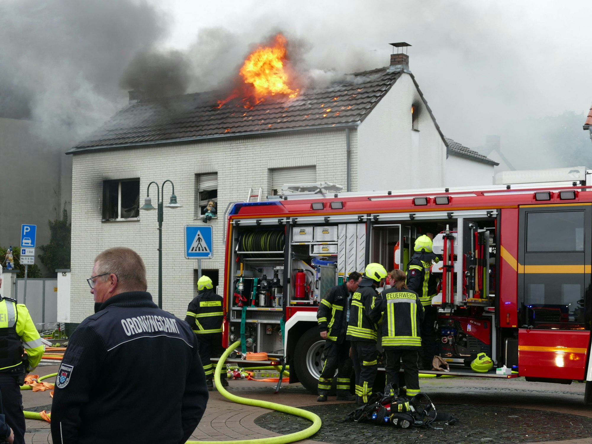 Die Flammen zogen vom Ober- ins Dachgeschoss und schossen zwischen den Ziegeln hervor.