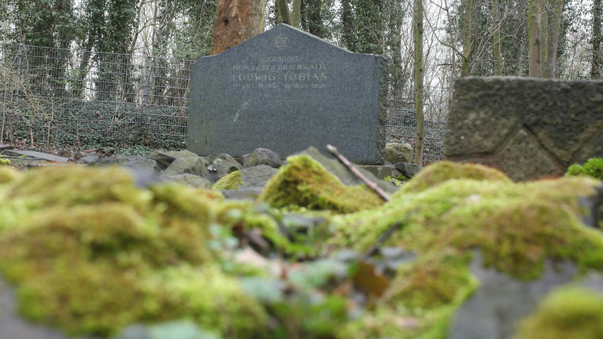 Ein Grabstein auf dem Friedhof