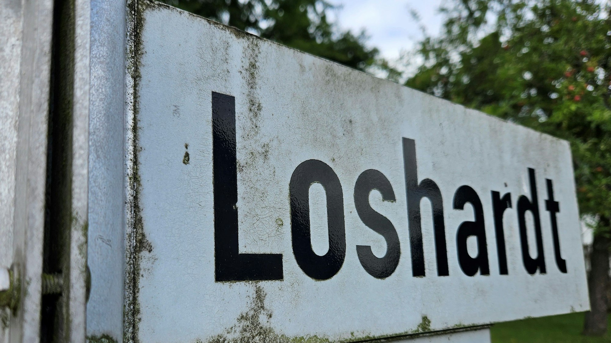 Zu sehen ist ein Straßenschild mit dem Namen Loshardt.