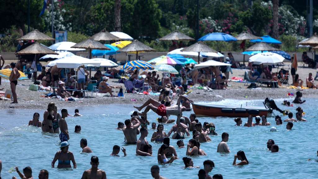 Menschen genießen das Meer im Vorort Glyfada in Athen. (Symbolfoto)