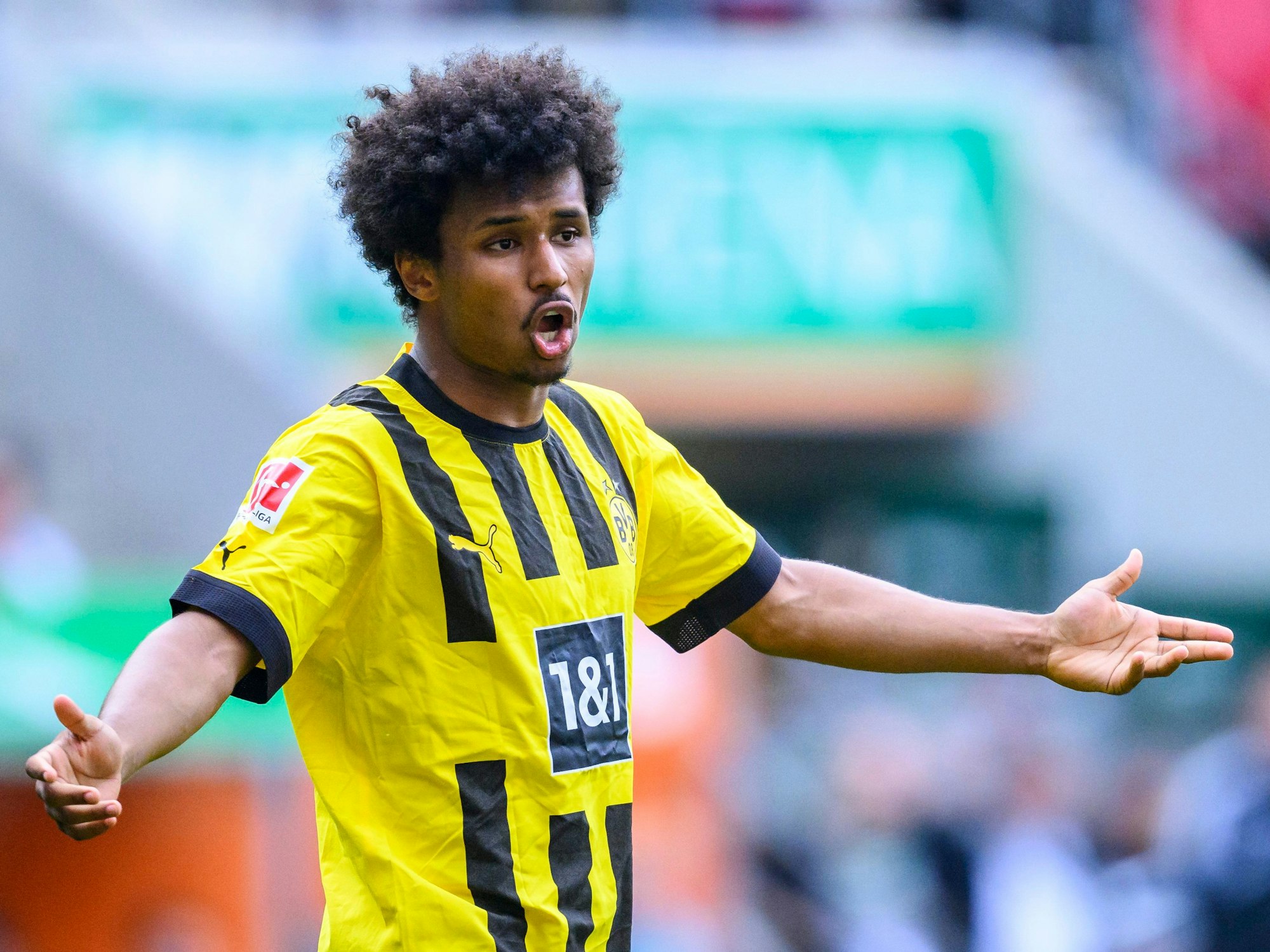 Karim Adeyemi beschwert sich in einem Bundesligaspiel.