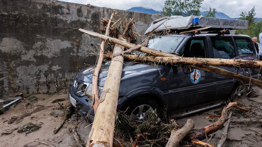 Slowenien, Kamnik: Ein Fahrzeug des Bergrettungsdienstes ist nach dem Hochwasser zerstört.