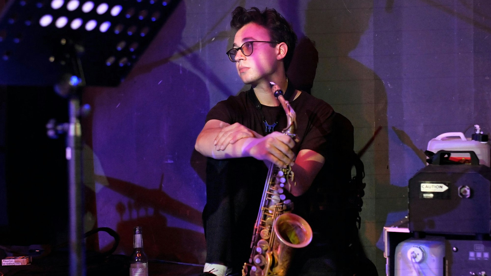 Fabian Dudek mit Saxofon auf der Bühne.