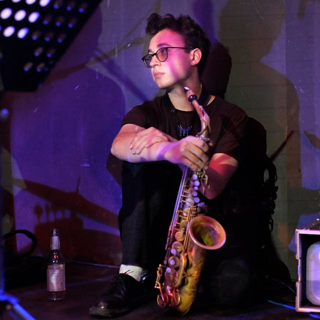 Fabian Dudek mit Saxofon auf der Bühne.
