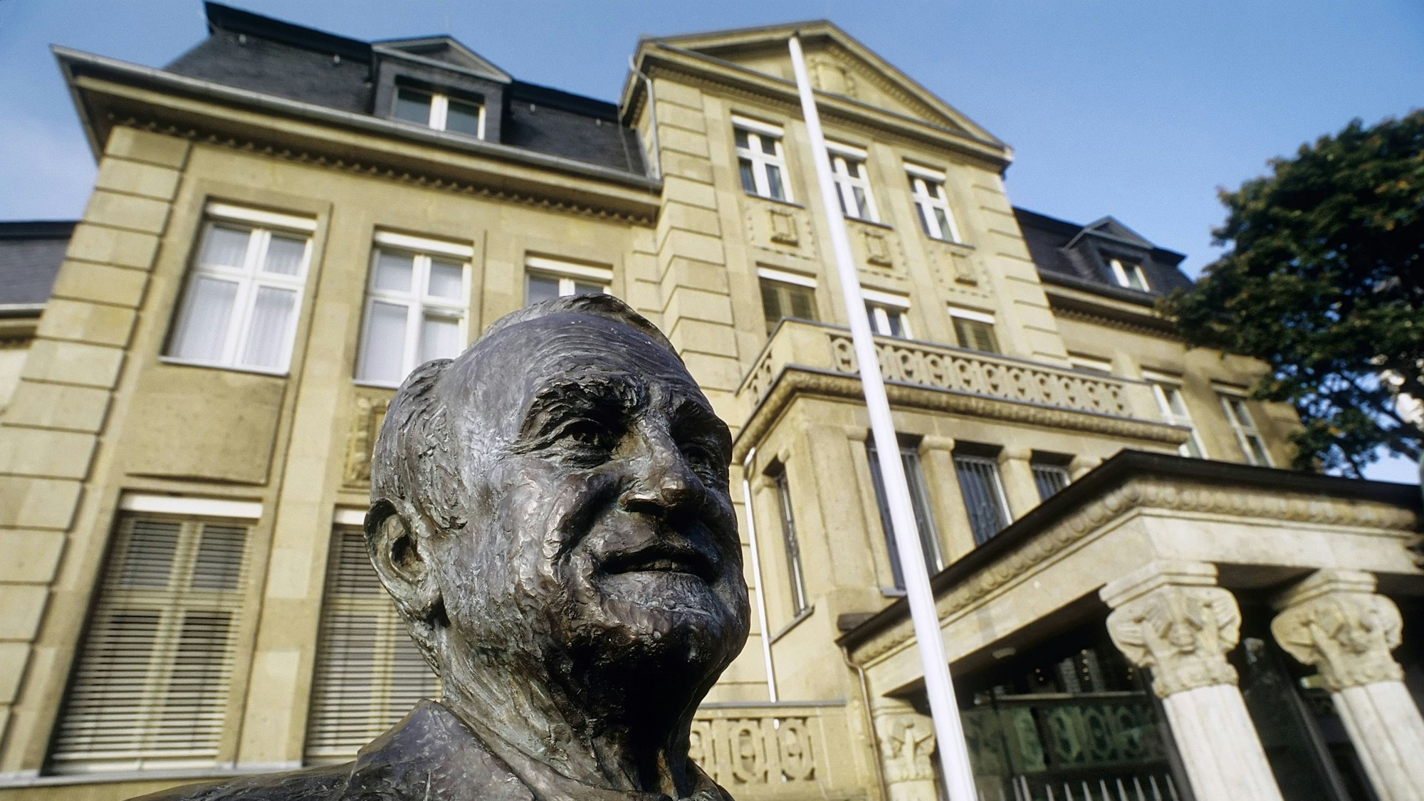 Ein Denkmal für Johannes Rau, 8. Bundespräsident, steht vor der ehemaligen Staatskanzlei, der Villa Horion, in Düsseldorf.