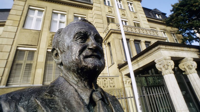 Ein Denkmal für Johannes Rau, 8. Bundespräsident, steht vor der ehemaligen Staatskanzlei, der Villa Horion, in Düsseldorf.&nbsp;