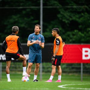 Im Gespräch mit Arthur und Gustavo Puerta: Bayer-04-Trainer Xabi Alonso