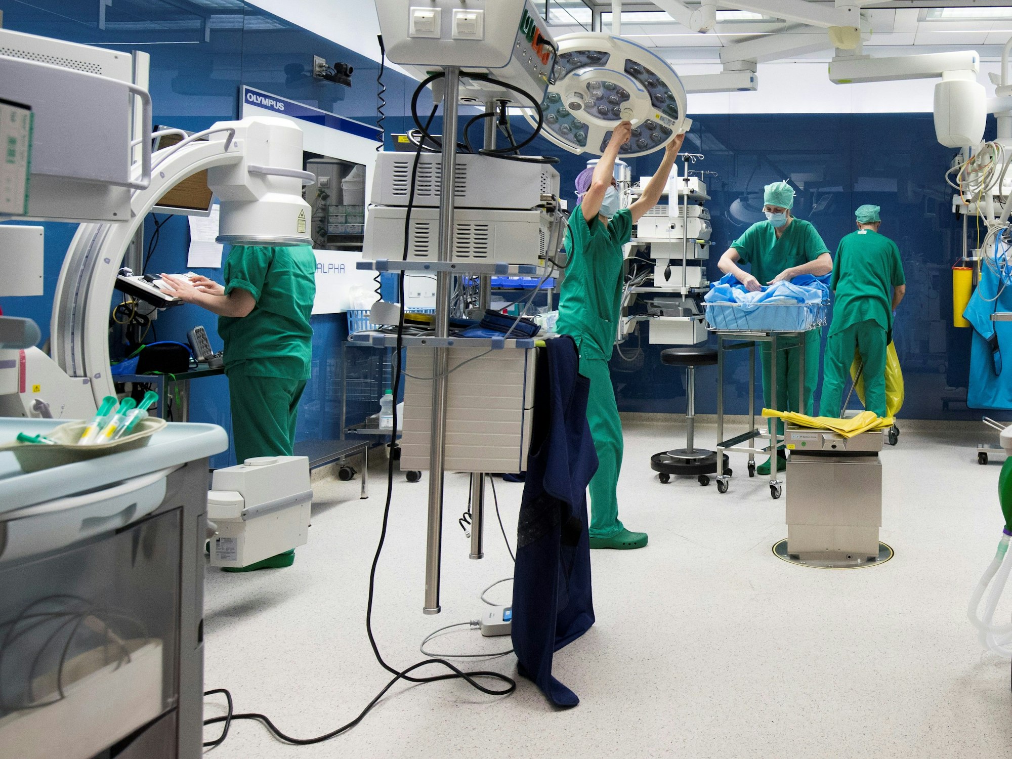 Unser Symbolbild zeigt OP-Personal und ein OP-Reinigungsteam. Sie arbeiten nach einer Operation in einem Operationssaal in einer Klinik im Jahr 2017.
