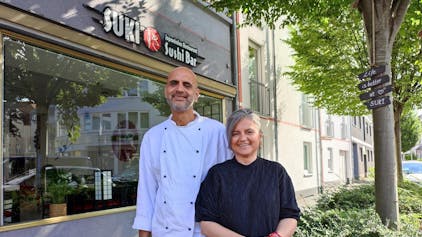 Azfar Gulzar Awan und seine Frau Anahi Maria Santos stehen vor ihrem Sushi-Restaurant Suki in Leverkusen-Opladen.