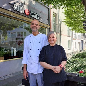 Azfar Gulzar Awan und seine Frau Anahi Maria Santos stehen vor ihrem Sushi-Restaurant Suki in Leverkusen-Opladen.