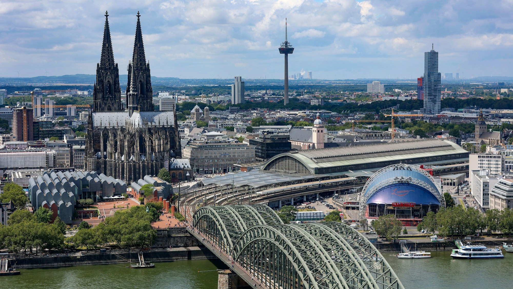 Der Kölner Dom mit Hohenzollernbrücke vom LVR-Turm aus fotografiert

