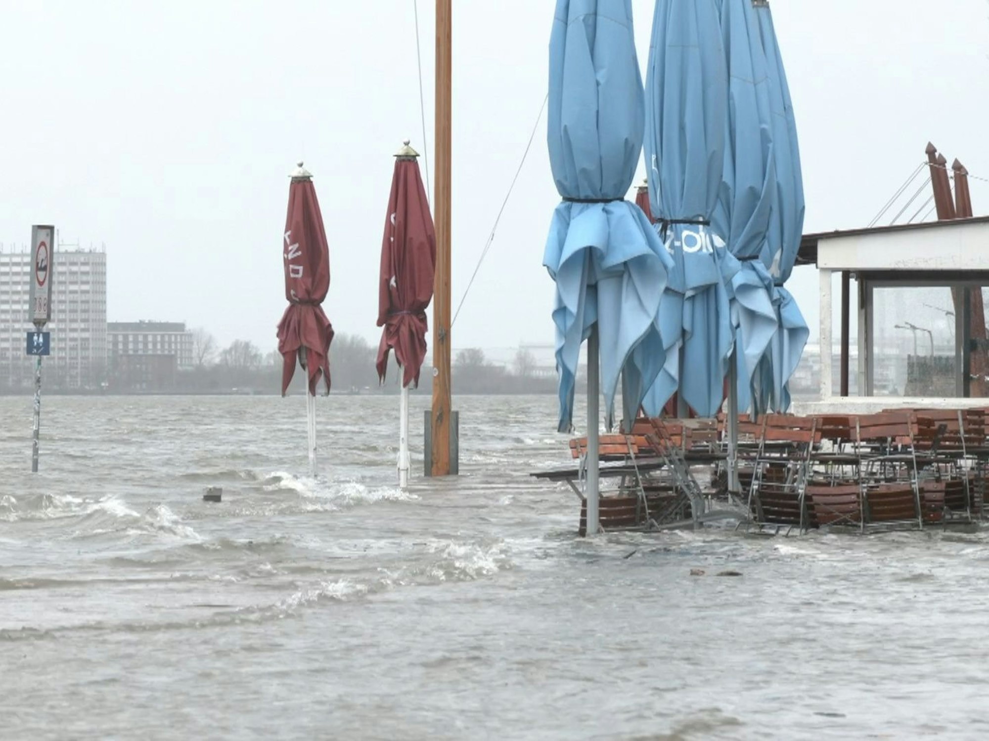 Der Außenbereich eines Restaurants an der Elbe in Hamburg steht unter Wasser.