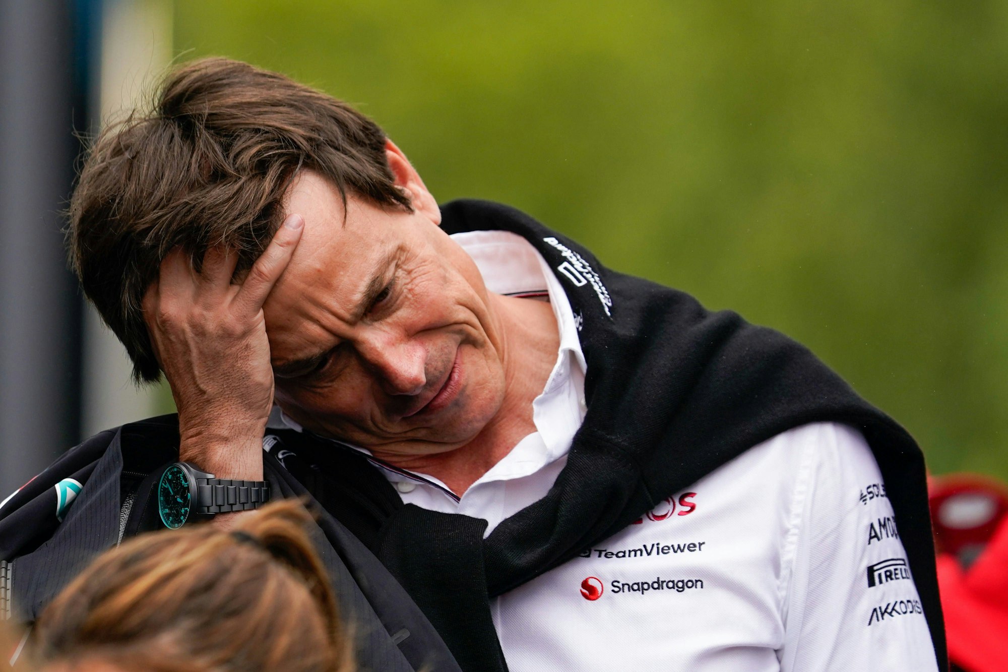 Mercedes-Team-Chef Toto Wolff fährt sich beim Großen Preis von Belgien am 28. Juli 2023 durch die Haare.