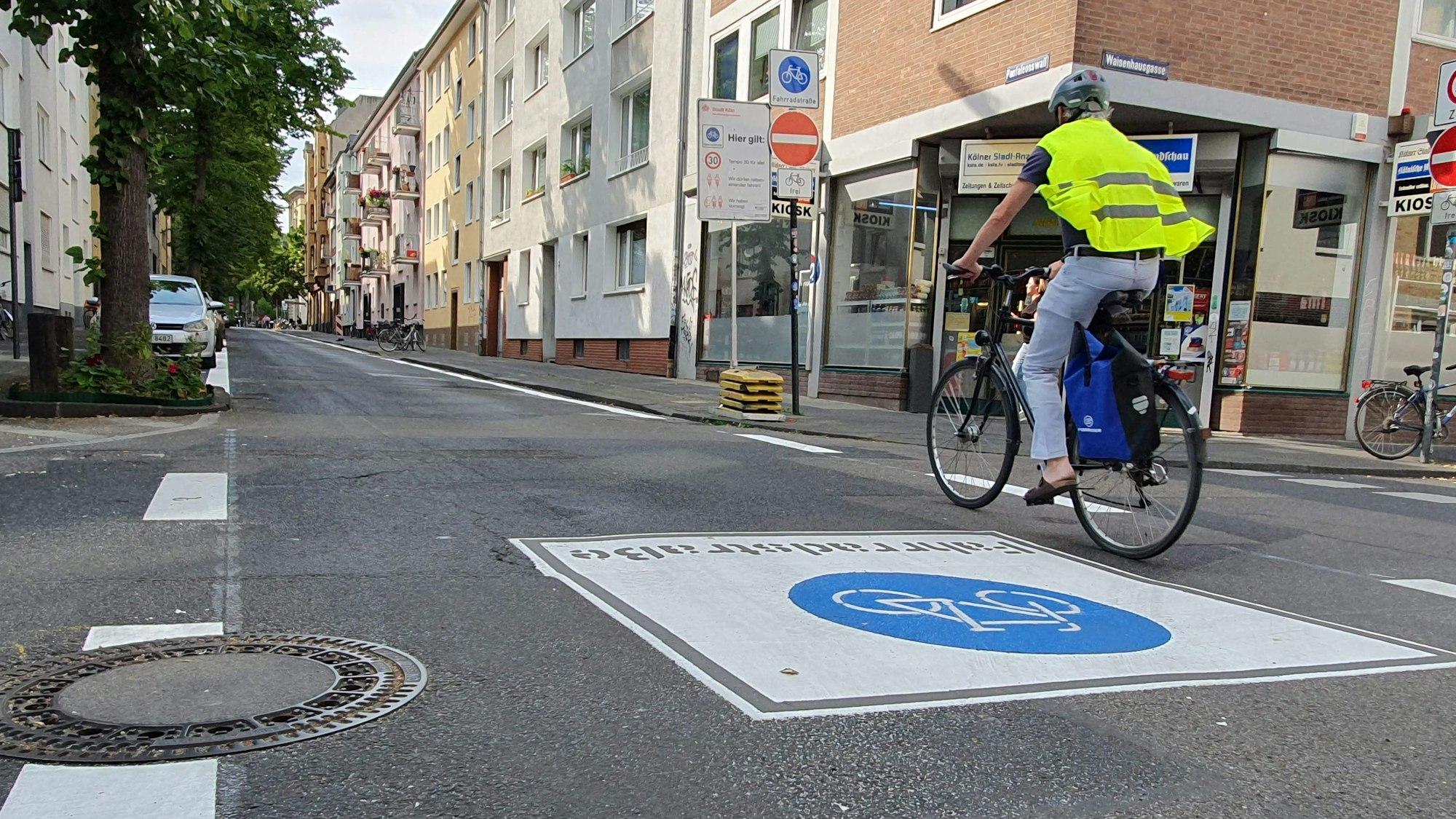 Auch der Pantaleonswall ist jetzt Fahrradstraße. Radfahrende dürfen nebeneinander fahren. Eine Infotafel klärt über die Neuerungen auf.