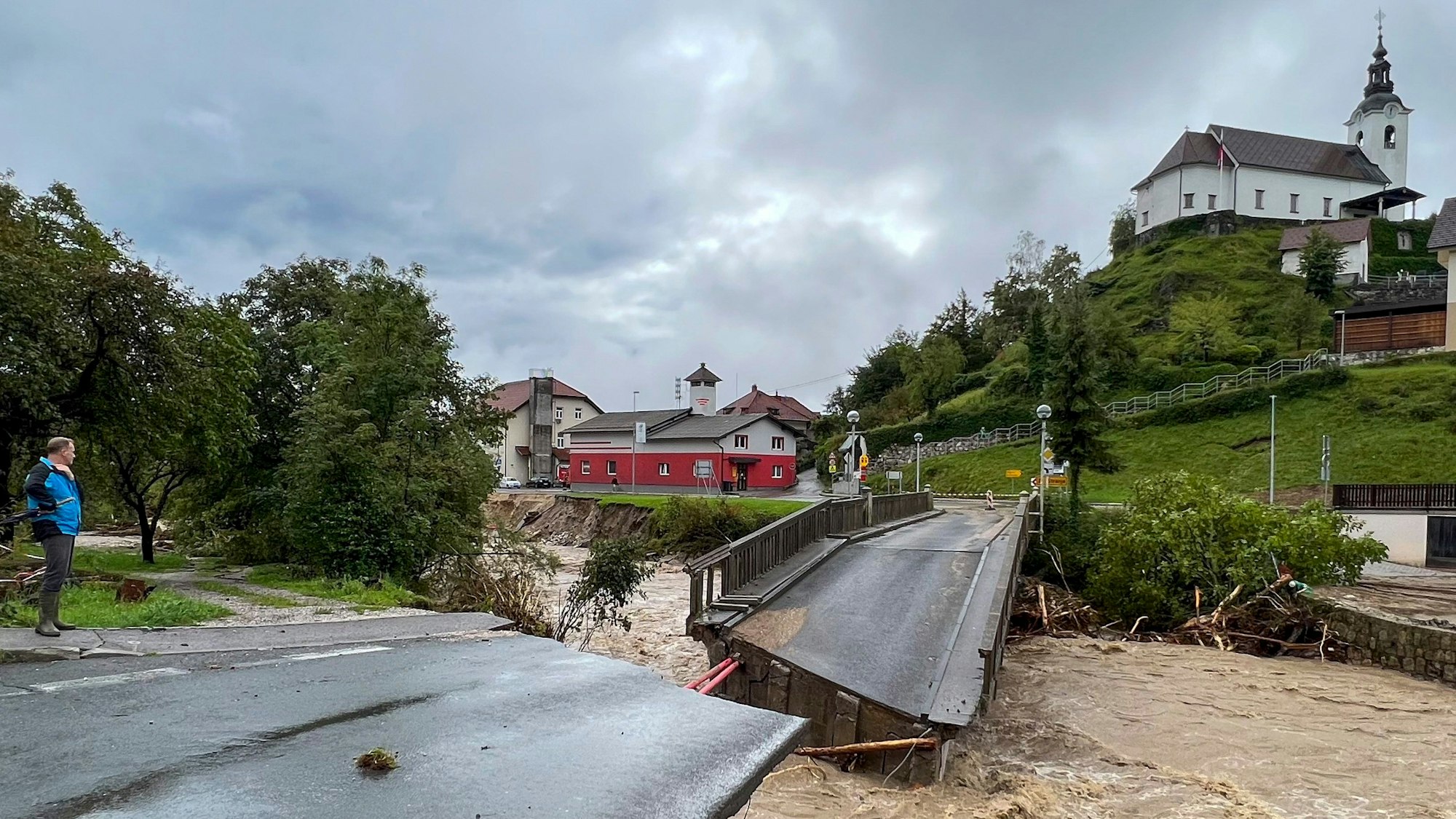 Eine Brücke ist in der Nähe der Stadt Kamnik eingestürzt. Inmitten der schweren Unwetter und Überschwemmungen in Slowenien ist die Leiche eines Mannes gefunden worden.