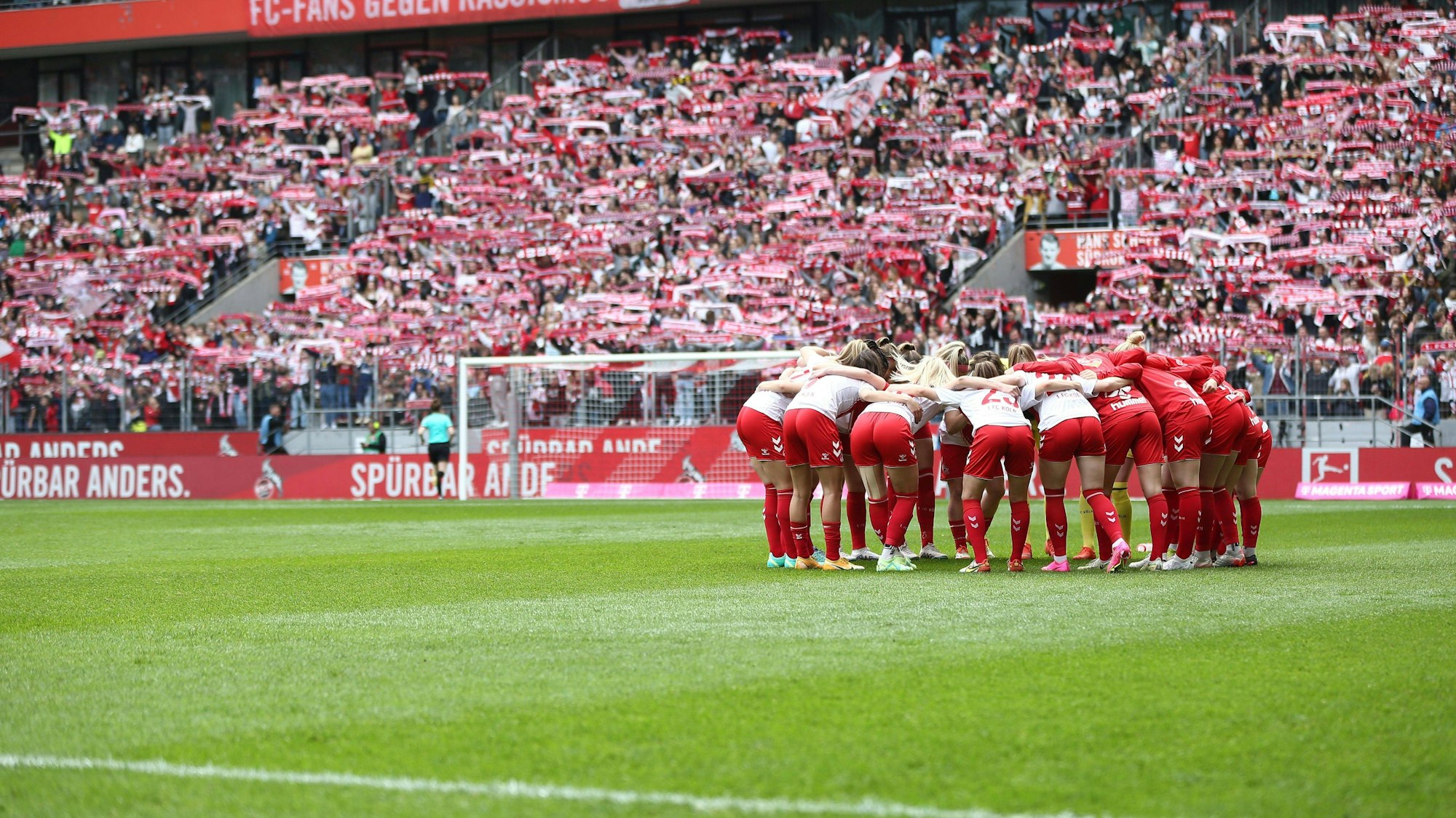 Die FC-Frauen bilden beim Rekord-Spiel der Bundesliga gegen Eintracht Frankfurt einen Kreis.