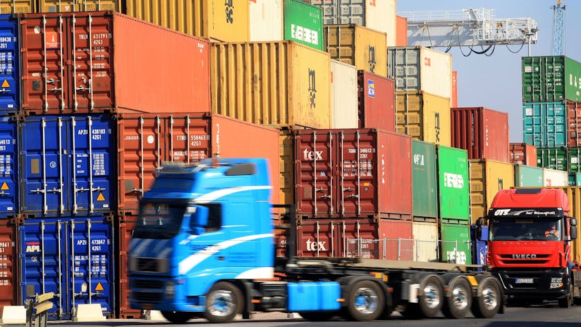 Am Hafen in Duisburg werden Container auf Lkw verladen.