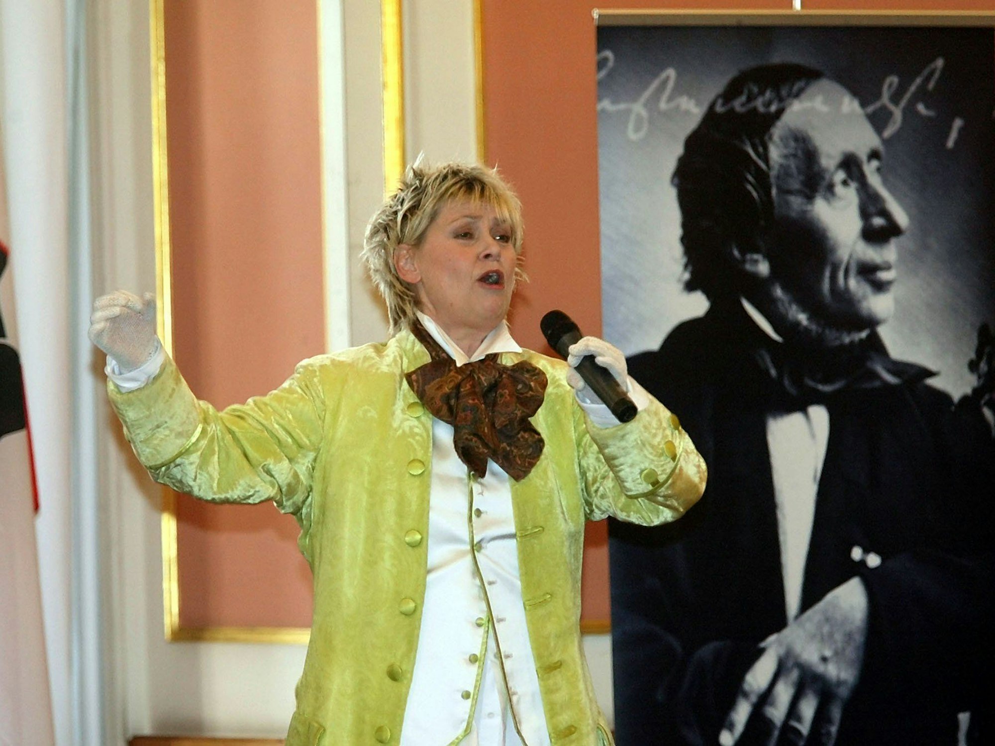 Gitte Haenning performt.