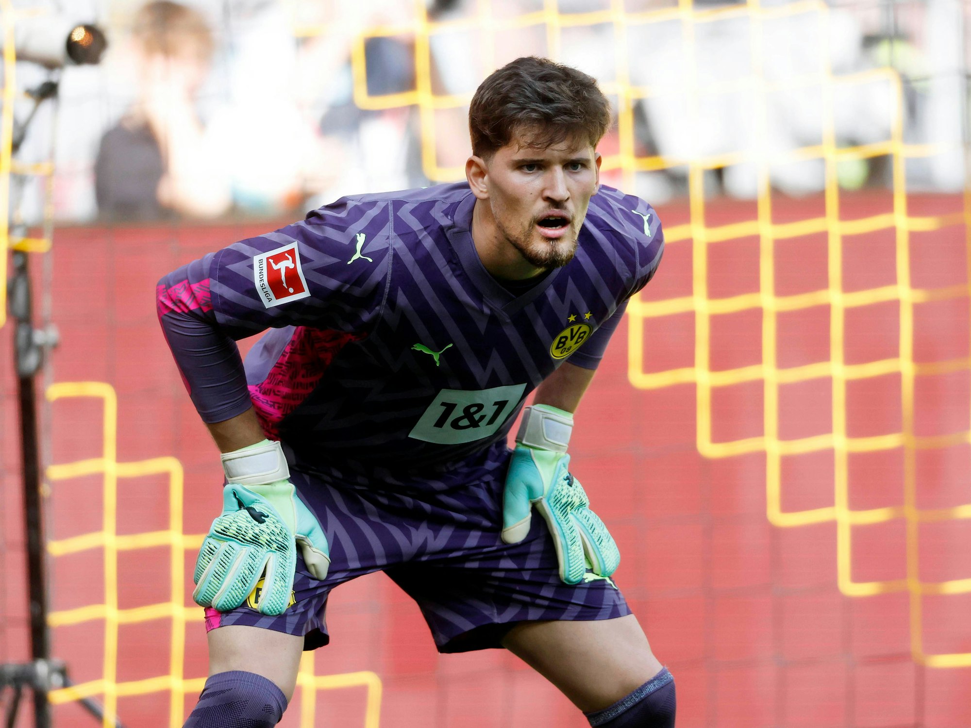 BVB-Torhüter Gregor Kobel im Tor beim Spiel gegen FSV Mainz 05.