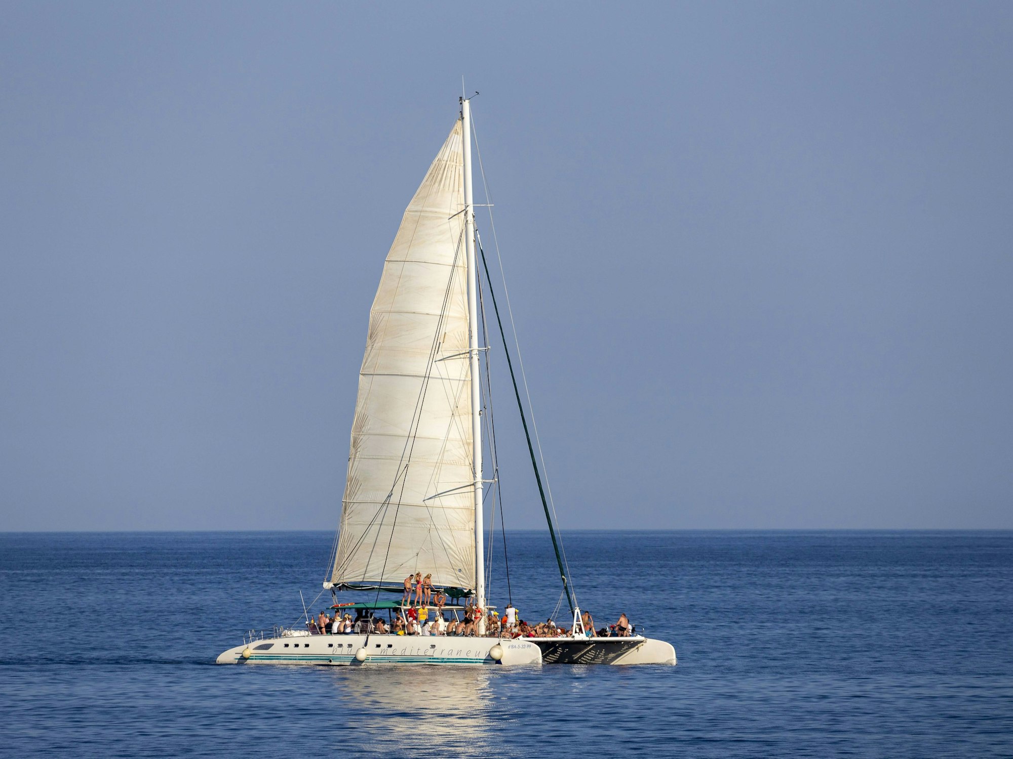 Ein Partyboot vor Cala Rajada auf Mallorca im Juni 2014