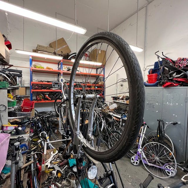 In dieser Werkstatt am Berliner Platz in Opladen reparieren Ehrenamtliche der Awo gespendete Fahrräder für Geflüchtete.