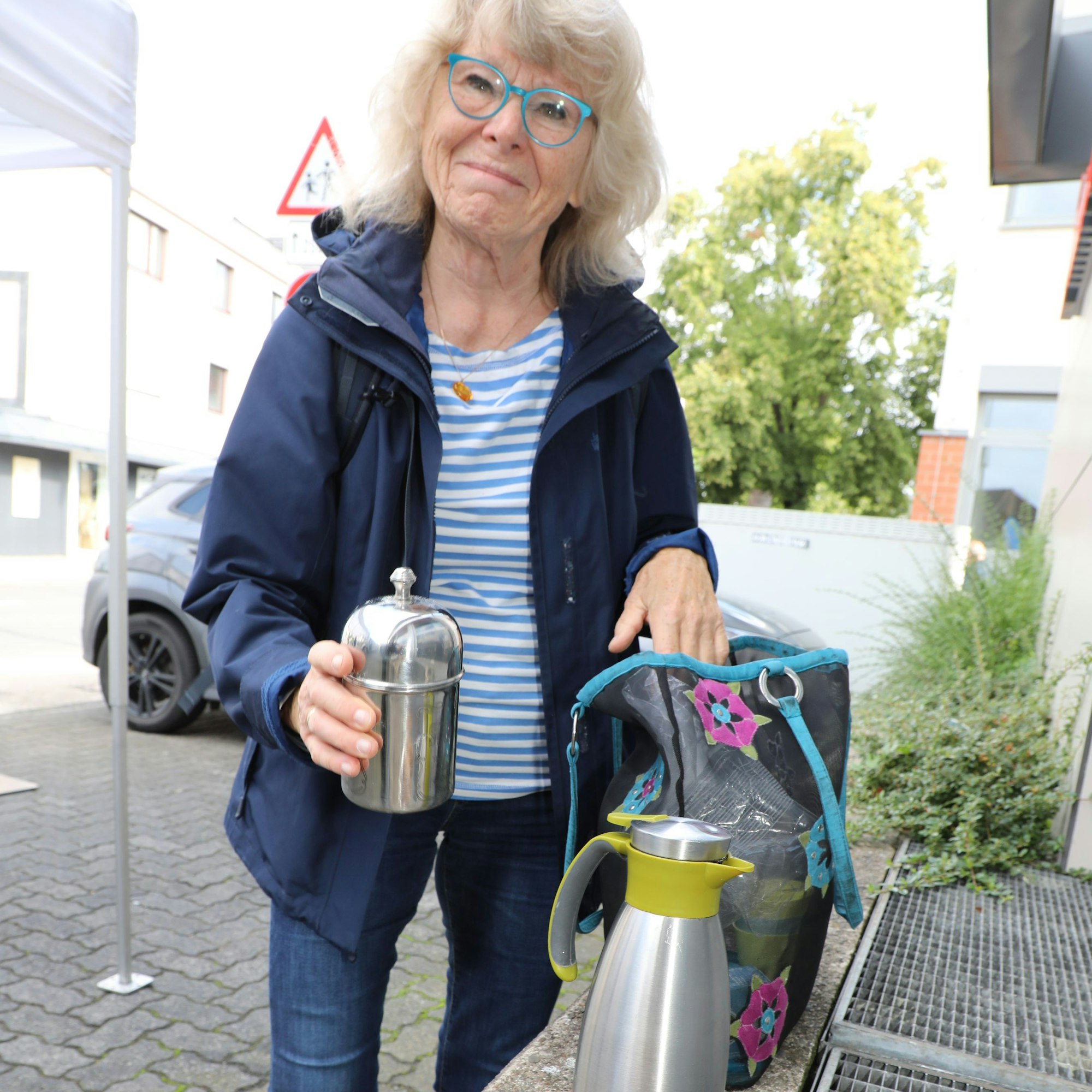 Hanne Heinermann bringt Kaffee und Plätzen zum Infostand der Lokalredaktion am Hoffnungsthaler Wochenmarkt.