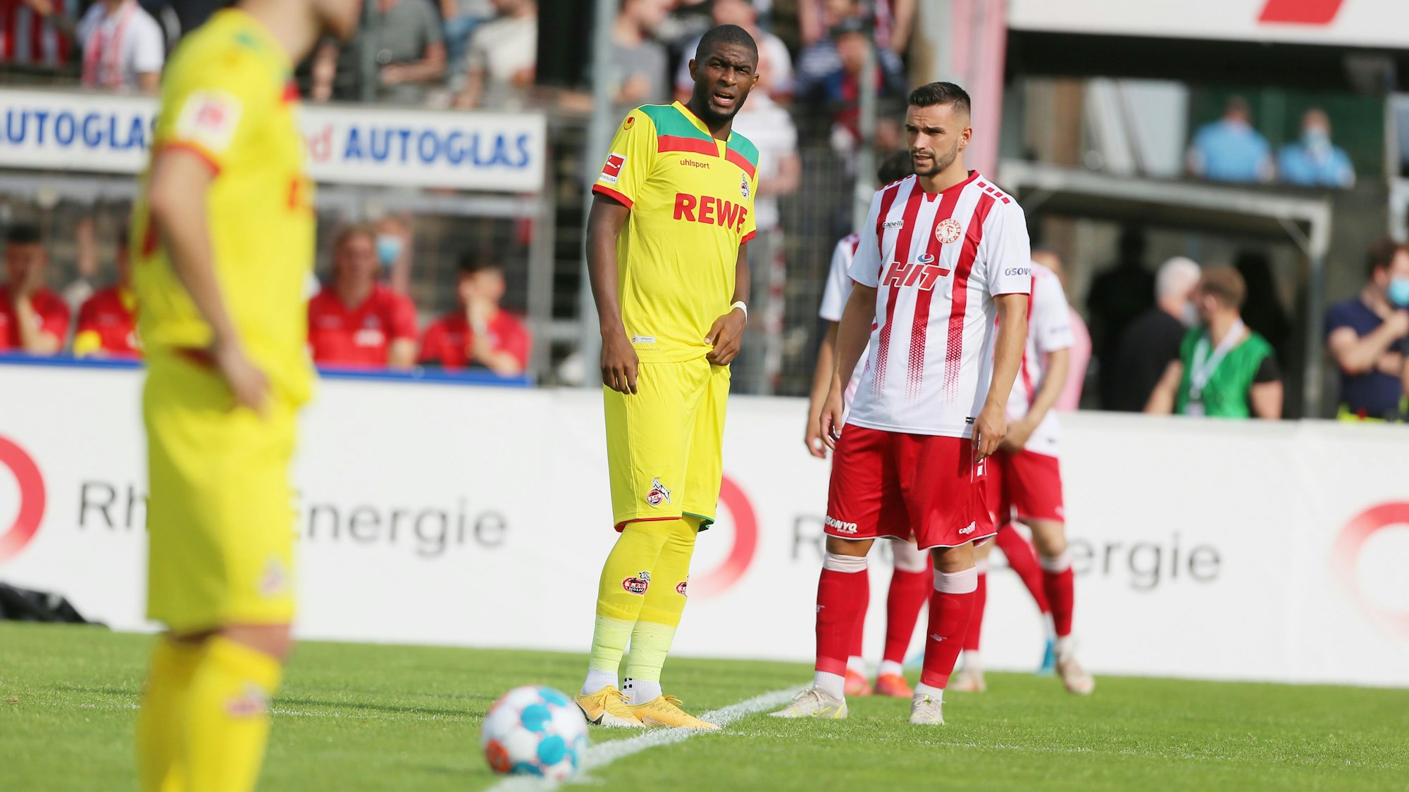Anthony Modeste steht beim Spiel des 1. FC Köln gegen Fortuna Köln am Mittelkreis.