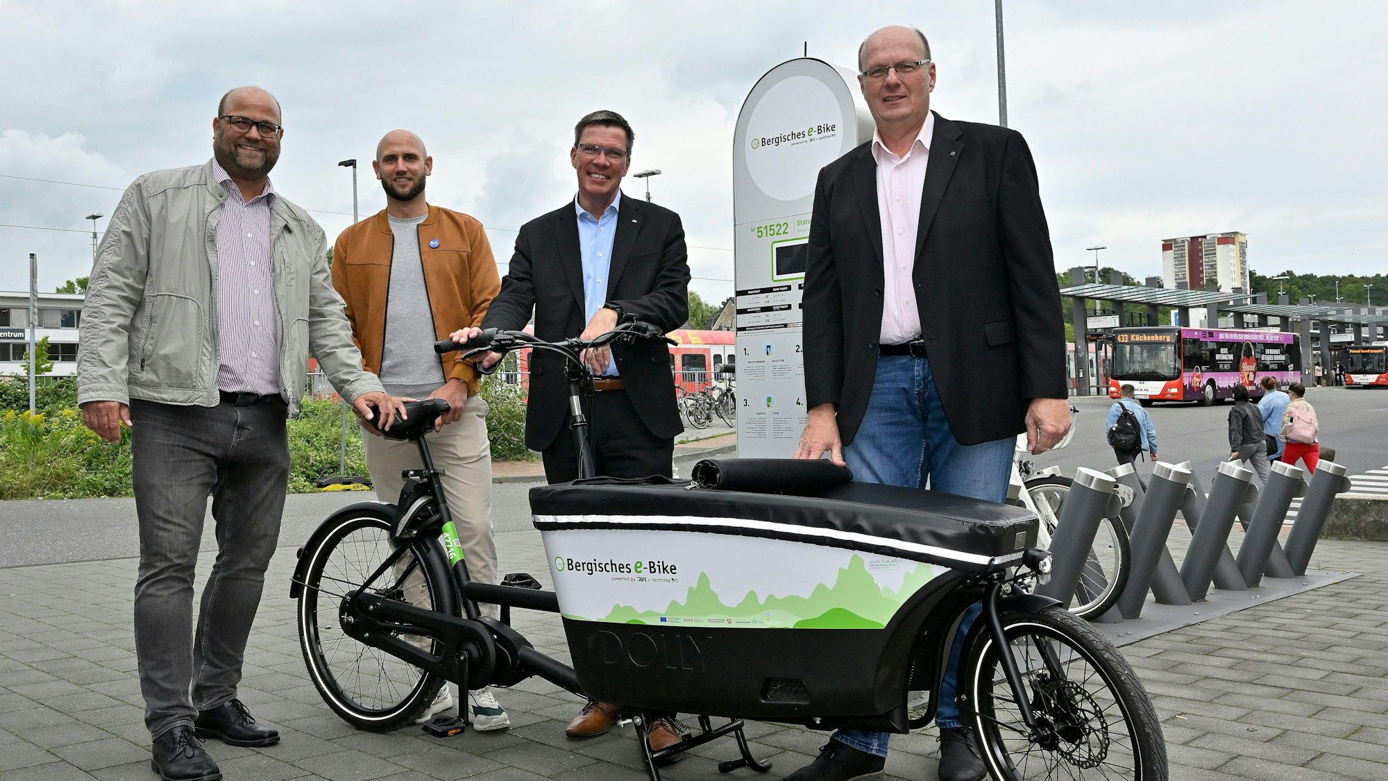 Das Foto zeigt die Projektverantwortlichen mit einem E-Lastenrad an der Radstation in Bergisch Gladbach